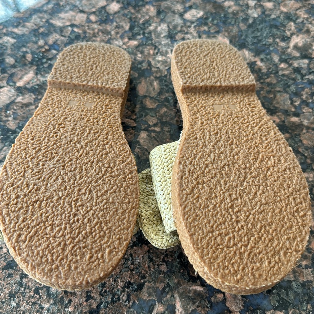 Slightly used girls slippers - Picture 5 of 5